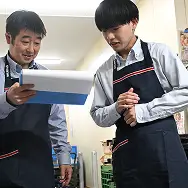 グロサリー働いている3